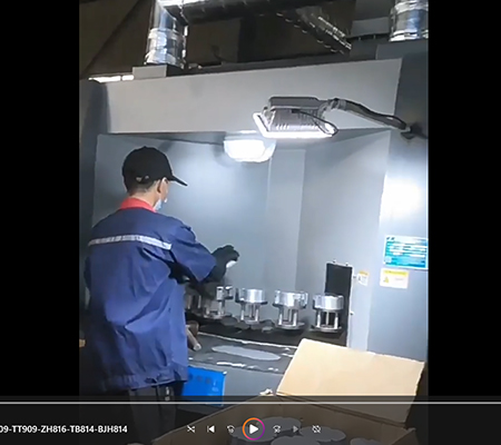 上?？蛻舭咐捍俺P自動噴砂機工作視頻